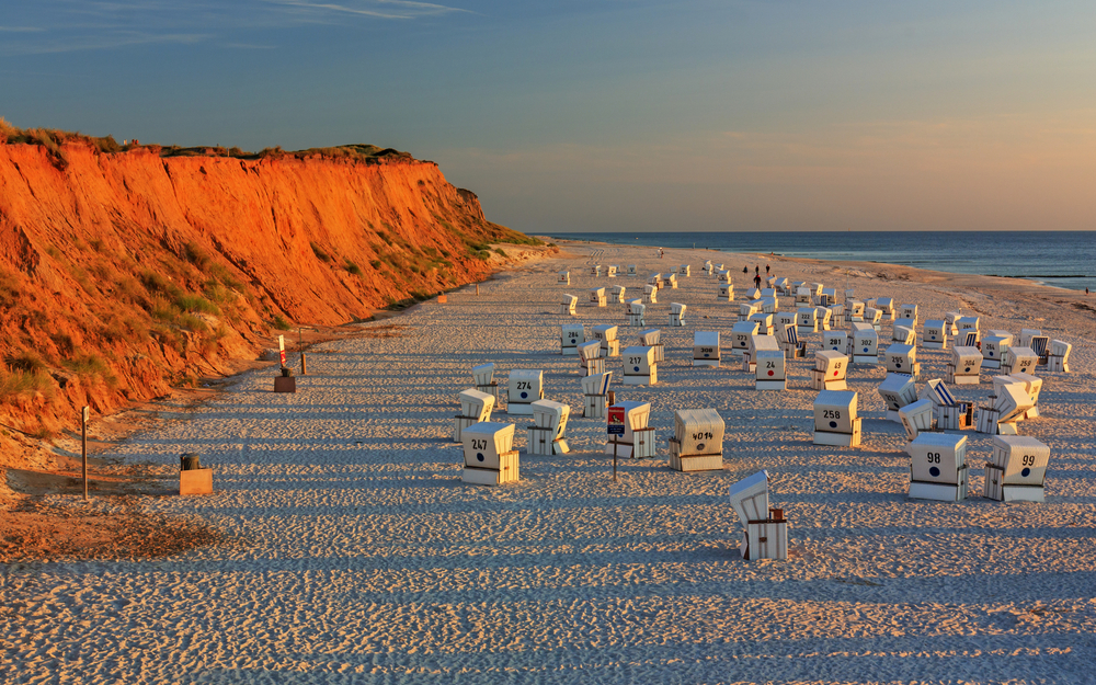 Strand mit Strandkörben am Roten Kliff bei Kampen auf Sylt, Deutschland