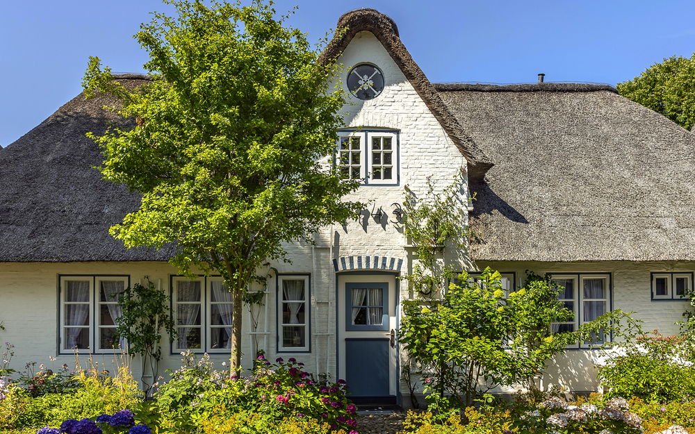 Friesenhaus mit Reetdach auf der Nordseeinsel Föhr
