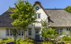 Friesenhaus mit Reetdach auf der Nordseeinsel Föhr