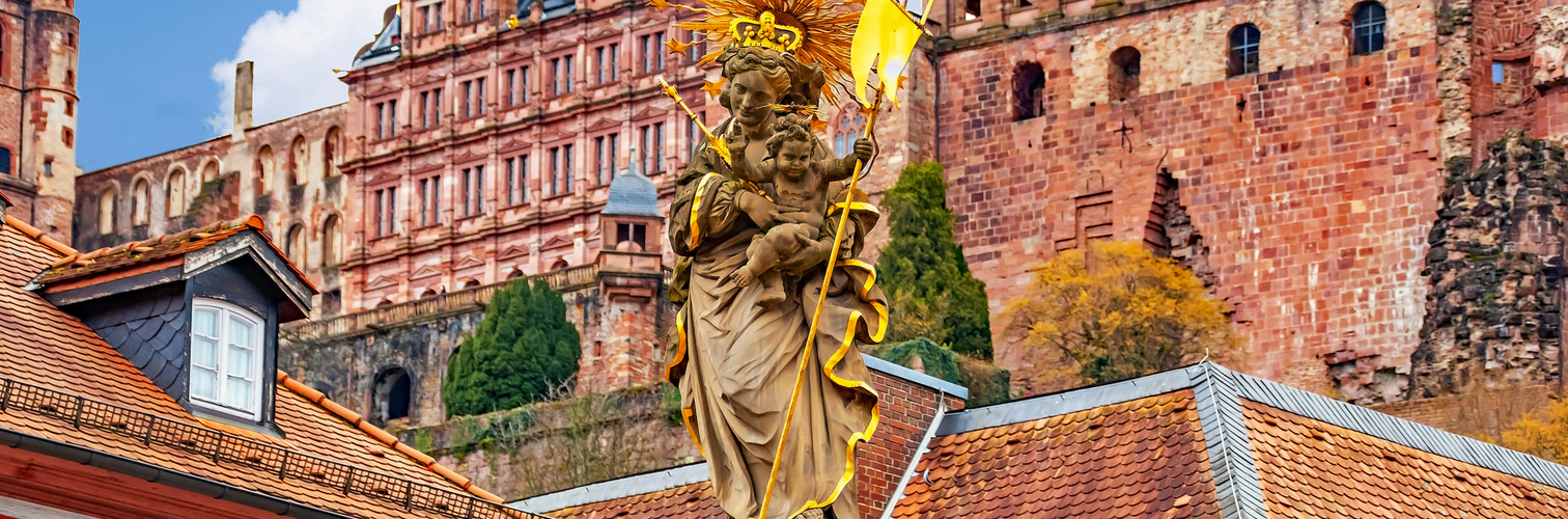 Statue der Madonna mit Kind in der Kornmarkt mit Heidelberger Schloss