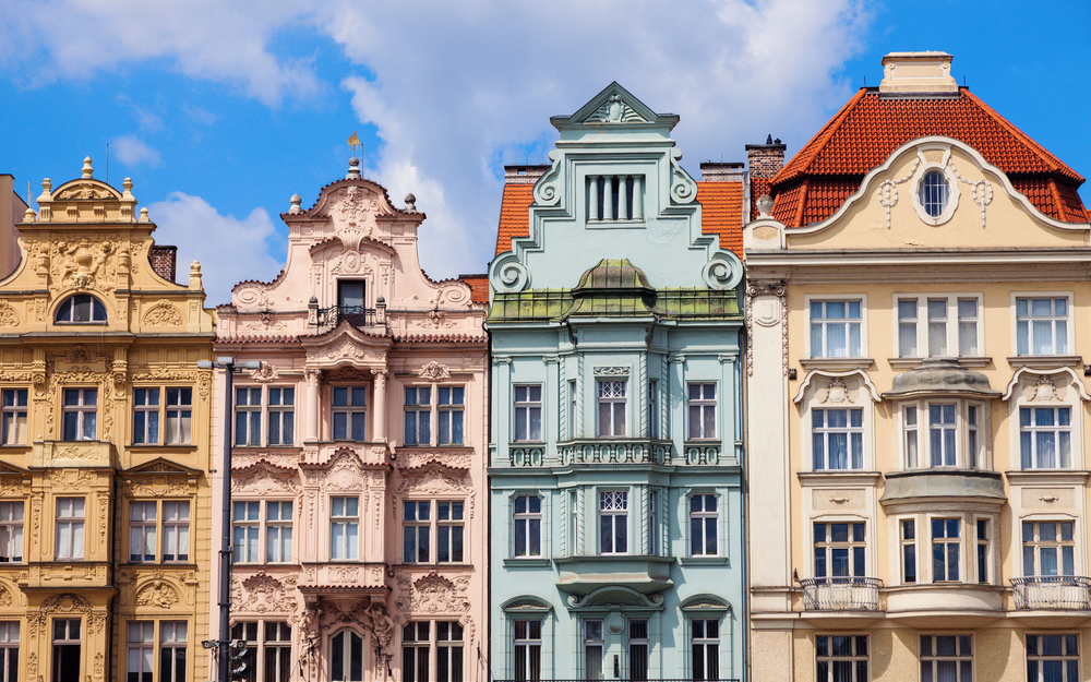 bunte Architektur des Platzes der Republik in Pilsen