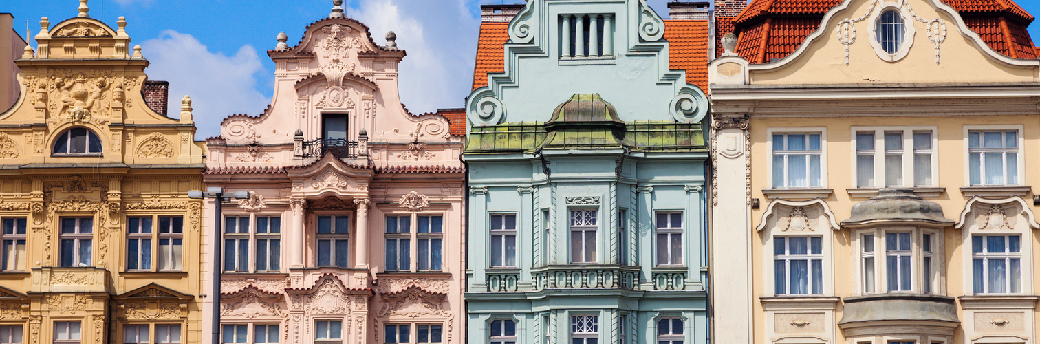 bunte Architektur des Platzes der Republik in Pilsen