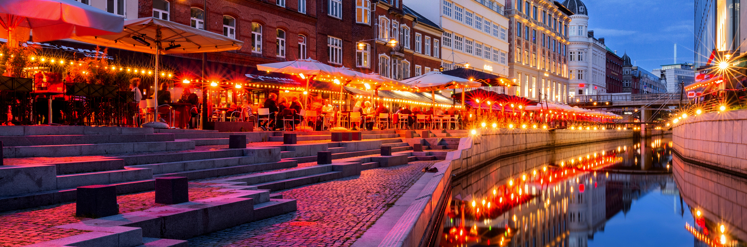 Fussgängerzone von Aarhus bei Dämmerung