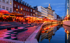 Fussgängerzone von Aarhus bei Dämmerung