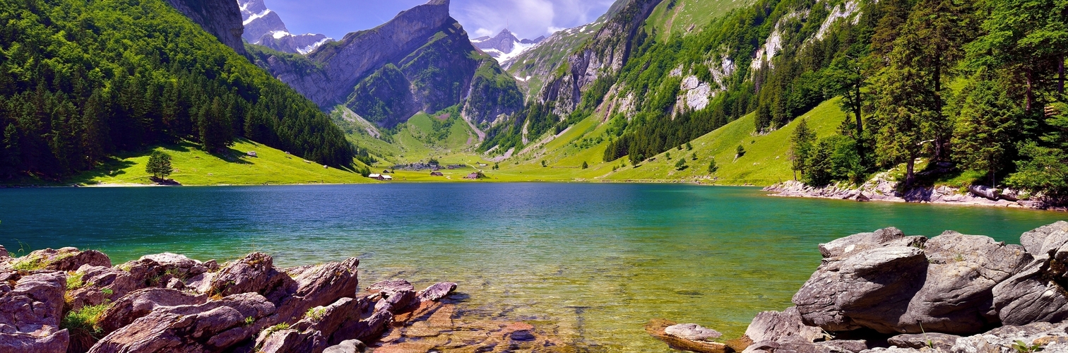 Seealpsee im Alpsteingebirge mit Säntis im Hintergrund
