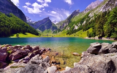 Seealpsee im Alpsteingebirge mit Säntis im Hintergrund