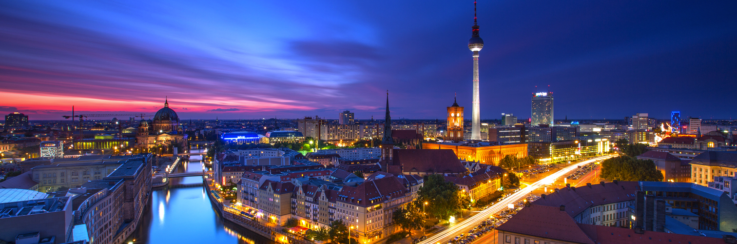 Skyline von Berlin mit Nikolaiviertel, Berliner Dom und Fernsehturm