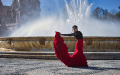 Flamencotänzerin vor einem Brunnen auf dem Spanischen Platz in Sevilla