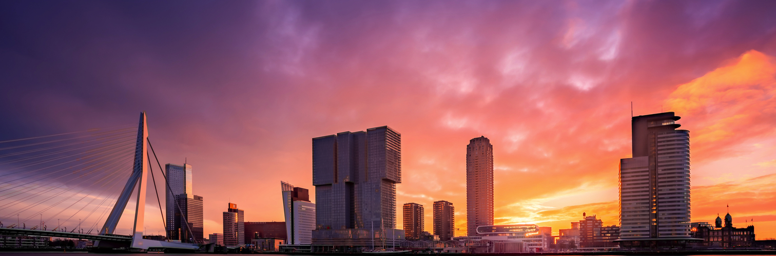 Sonnenaufgang über der Skyline von Rotterdam
