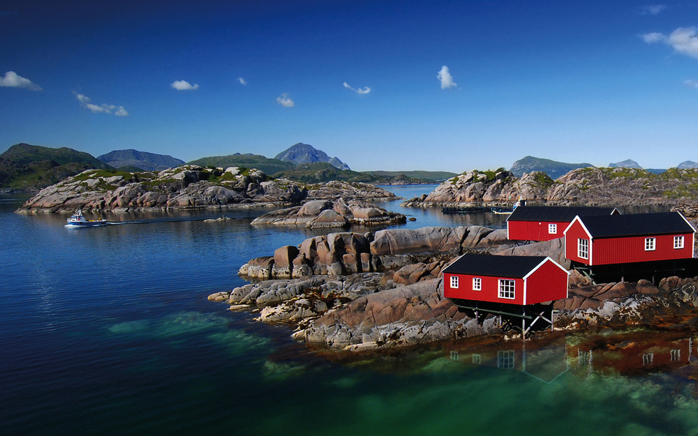 Drei Rorbu Blockütten am Fjord