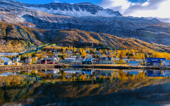 die kleine Stadt Seyðisfjörður liegt direkt am Fjord in einer unglaublichen Natur