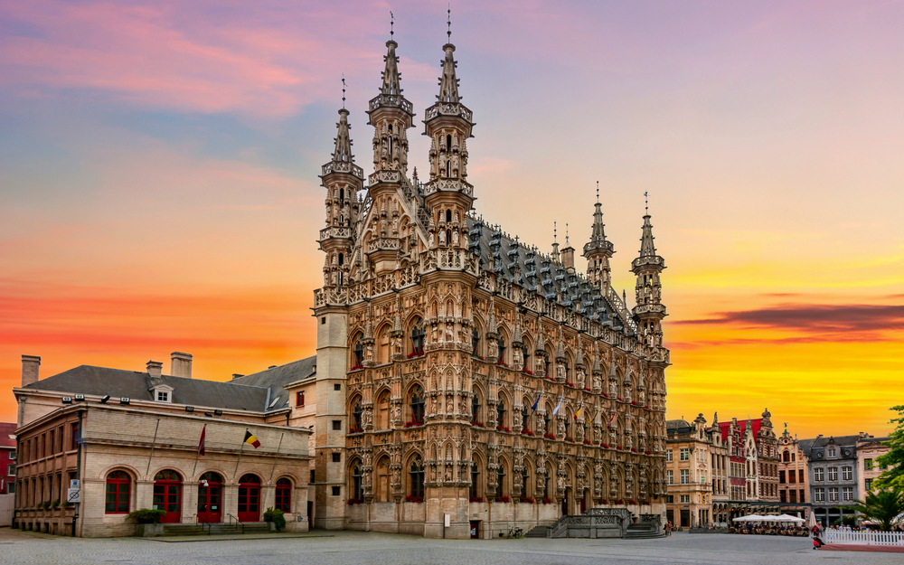 Rathaus im Zentrum von Leuven bei Sonnenuntergang