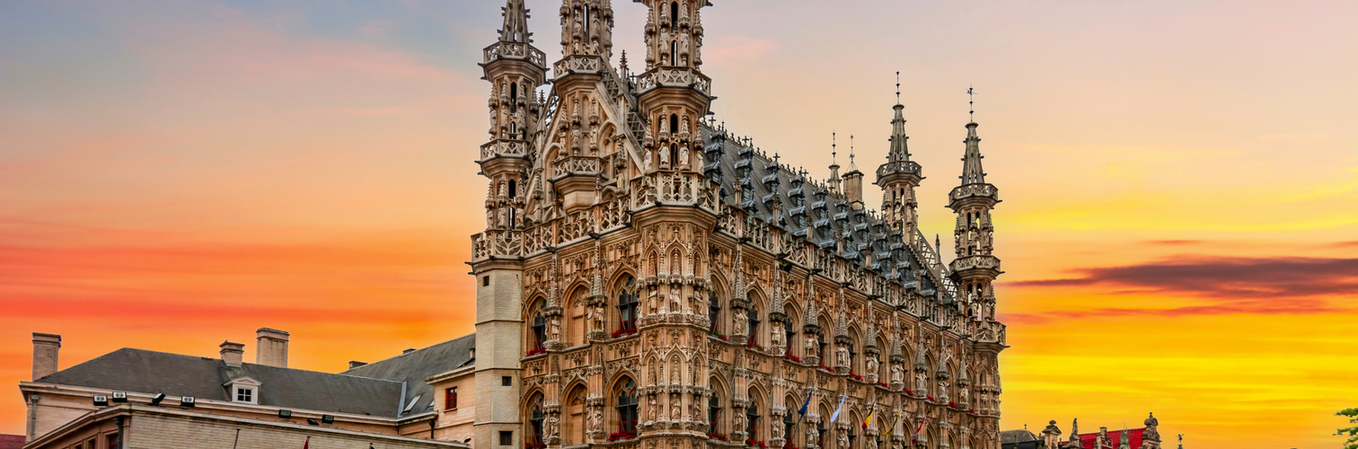 Rathaus im Zentrum von Leuven bei Sonnenuntergang
