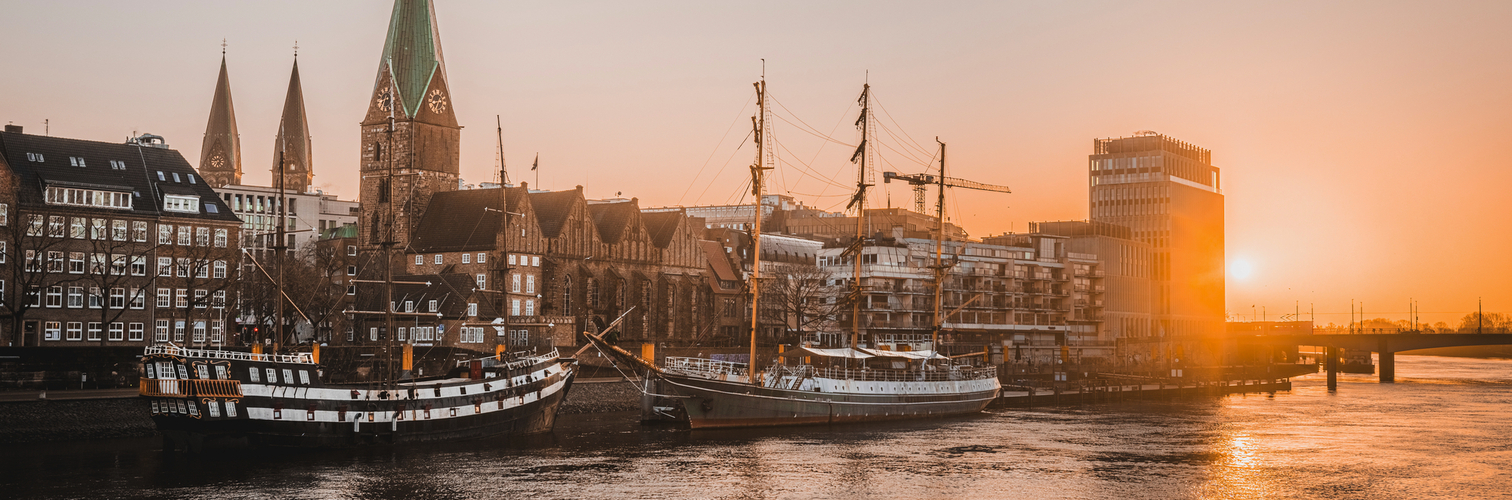 Sonnenaufgang an der Schlachte, der historische Uferpromenade, in Bremen