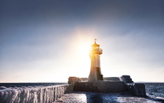 Leuchtturm auf der Mole von Warnemünde im Winter