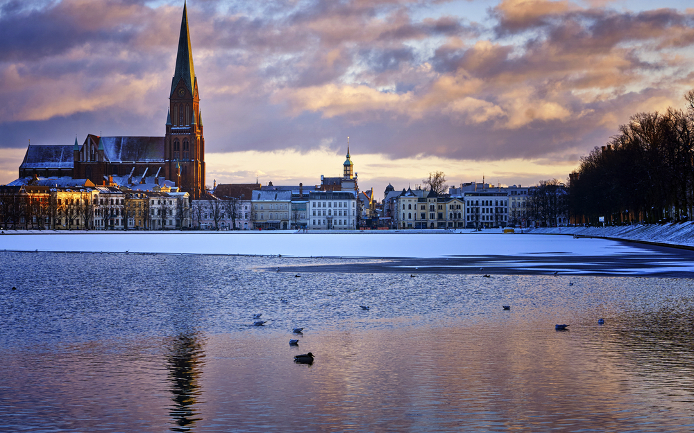 zugefrorener Pfaffenteich in Schwerin, Deutschland