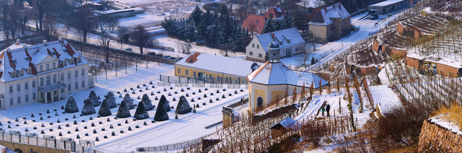 winterliches Schloss Wackerbarth, ursprünglich Wackerbarths Ruh’, in Radebeul, Deutschland