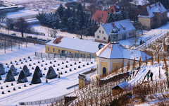 winterliches Schloss Wackerbarth, ursprünglich Wackerbarths Ruh’, in Radebeul, Deutschland
