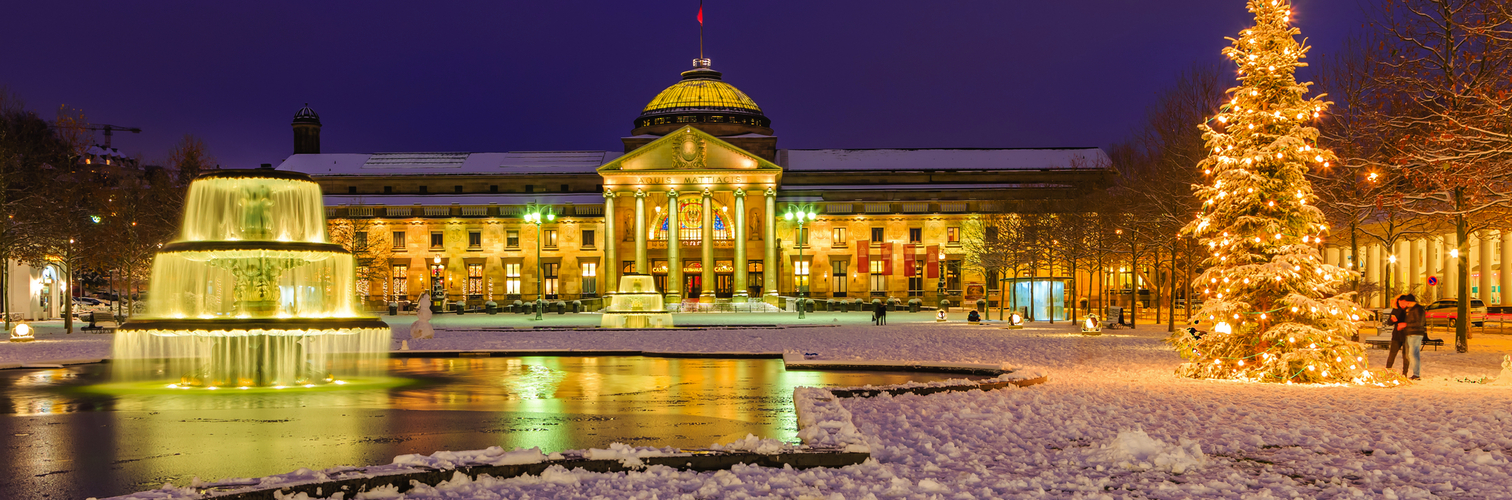 Kurhaus in Wiesbaden zur Weihnachtszeit, Deutschland