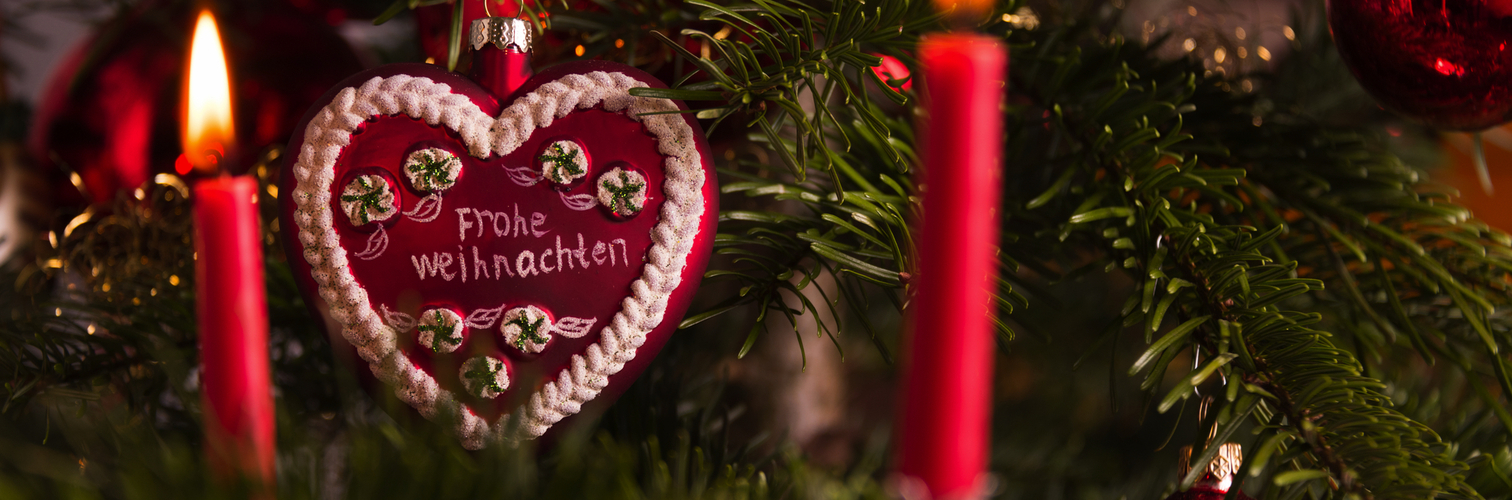 Weihnachtsbaumschmuck an einem Weihnachtsbaum