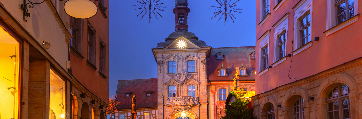 Altes Rathaus in der Altstadt von Bamberg im Advent