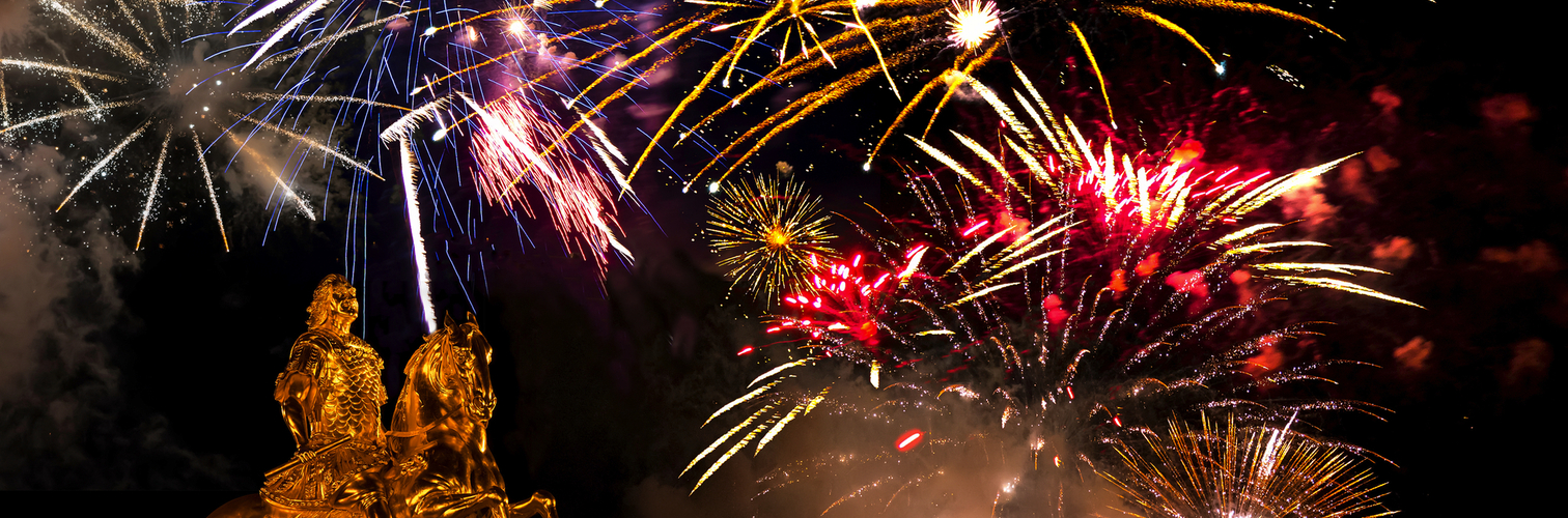 Feuerwerk über dem Goldenen Reiter von Dresden