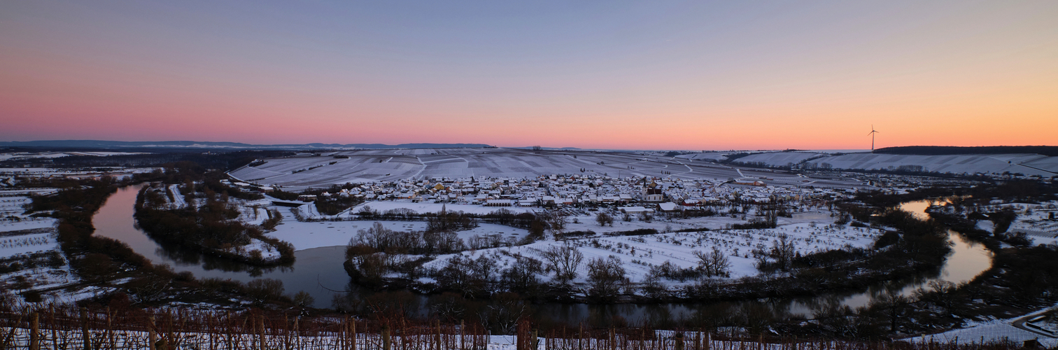 Weinort Nordheim am Main inmitten der Weinberge an der Volkacher Mainschleife im Winter