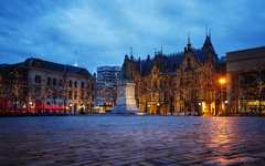 Platz Het Plein in Den Haag bei Nacht im Winter