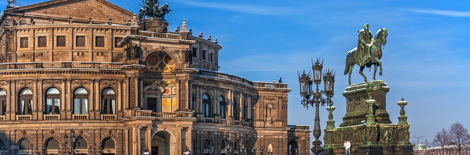 Dresdens Semperoper im Winter