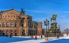 Dresdens Semperoper im Winter