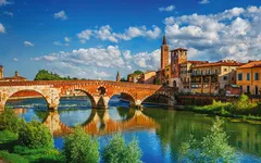 Brücke Ponte Pietra in Verona über den Fluss Adige an einem sonnigen Tag.