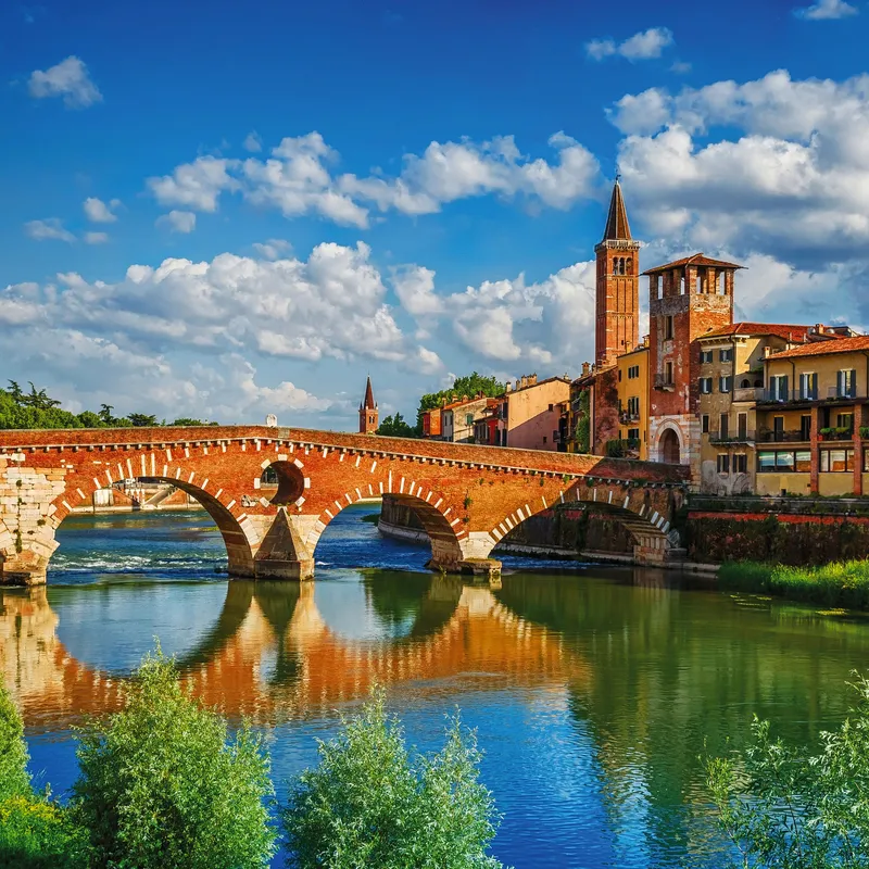 Brücke Ponte Pietra in Verona über den Fluss Adige an einem sonnigen Tag.