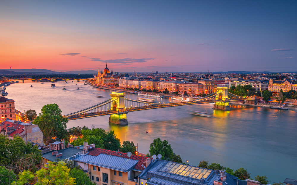 Aussicht auf das ungarische Parlament und die Kettenbrücke im Sonnenuntergang