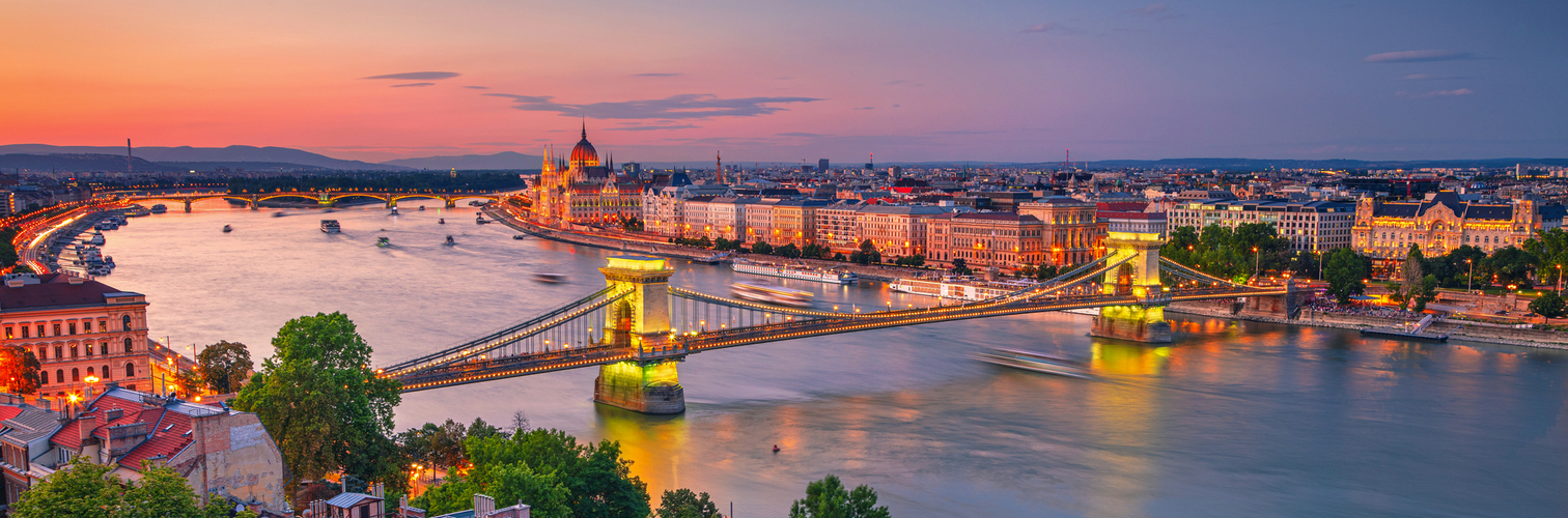Aussicht auf das ungarische Parlament und die Kettenbrücke im Sonnenuntergang