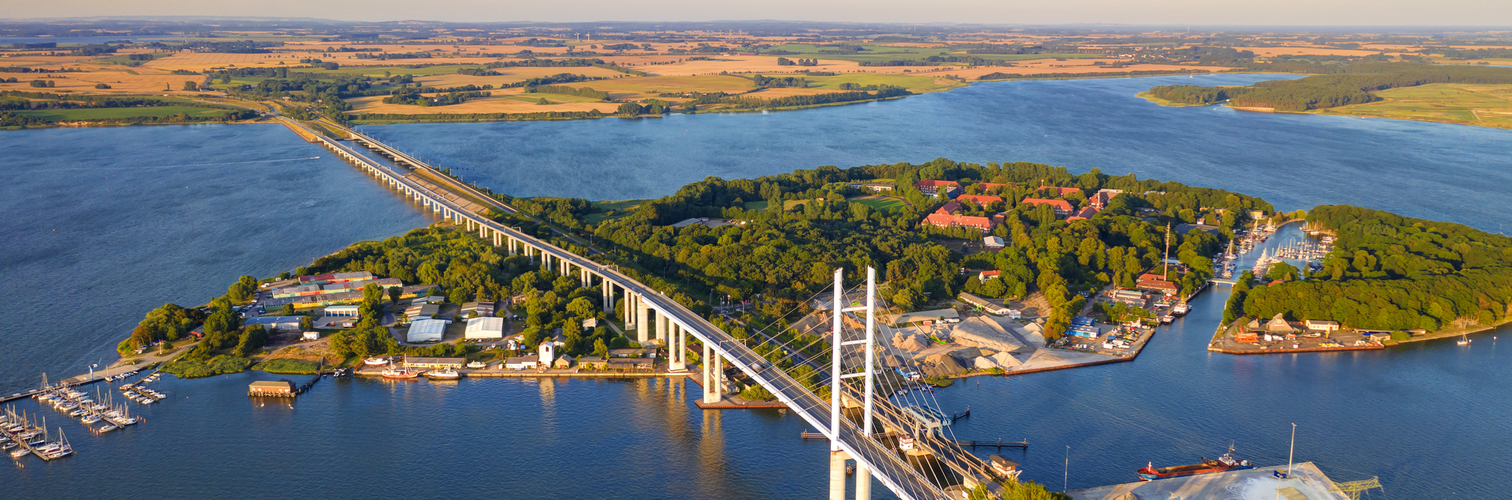 Strelasundquerung zwischen der Insel Rügen über den Strelasund zum vorpommerschen Festland bei Stralsund