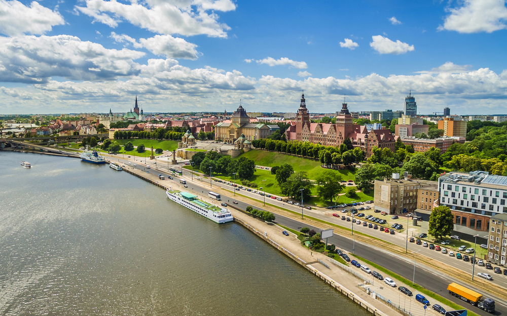 Stettin – die Chrobry-Uferpromenade und das Ufer der Oder.