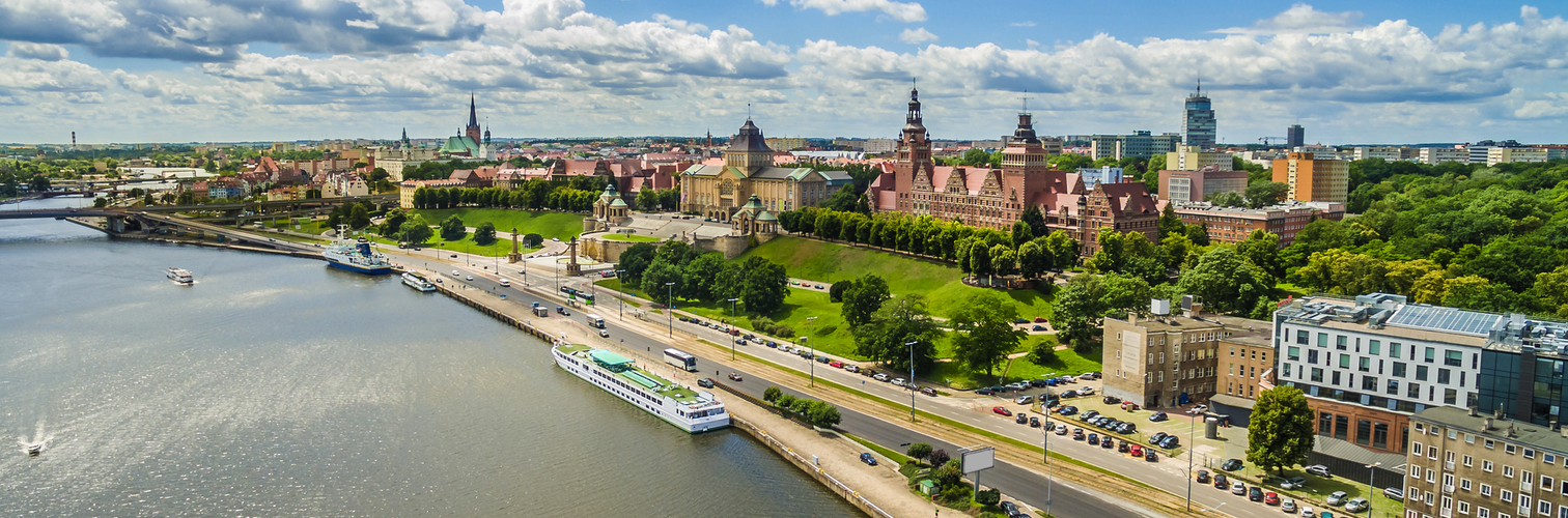 Stettin – die Chrobry-Uferpromenade und das Ufer der Oder.