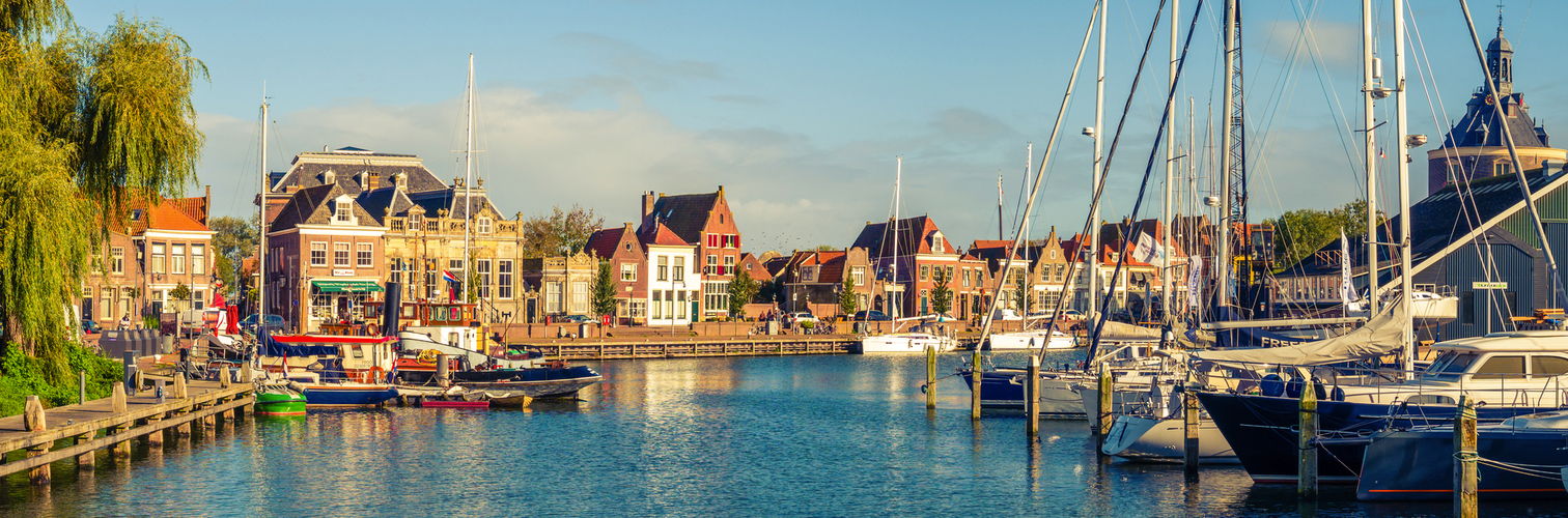 Panorama des alten Hafens und Kais in der historischen Stadt Enkhuizen