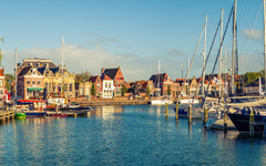 Panorama des alten Hafens und Kais in der historischen Stadt Enkhuizen