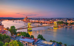 Aussicht auf das ungarische Parlament und die Kettenbrücke im Sonnenuntergang