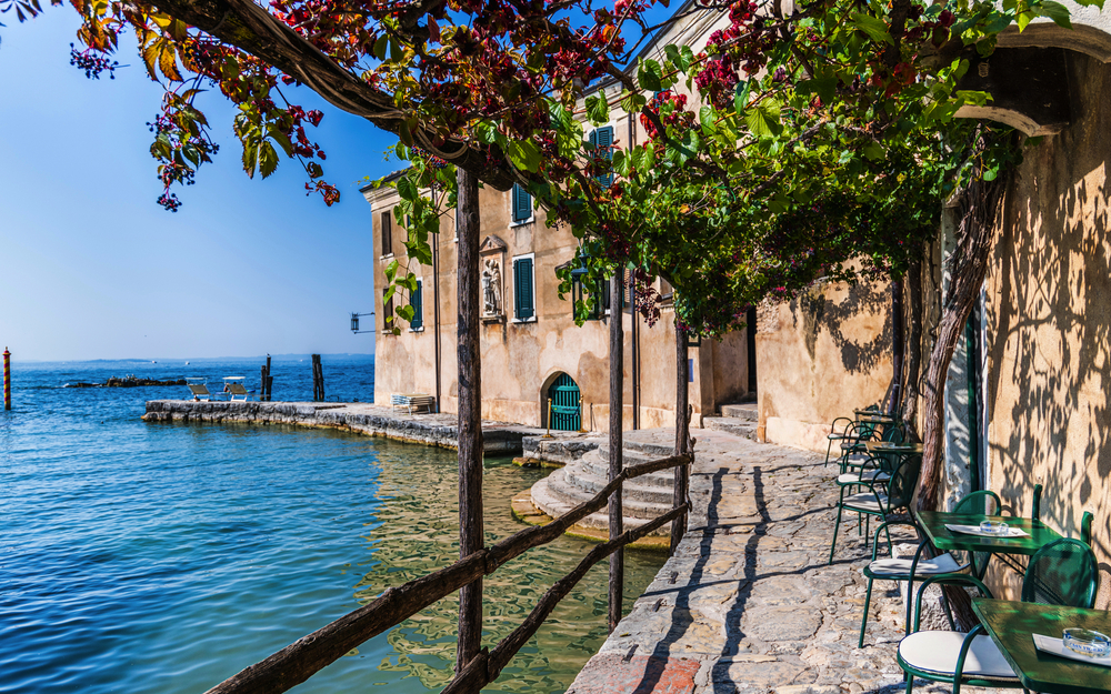 Punta San Vigilio - eine kleine Landzunge am Gardasee zwischen Garda und Torri del Benaco am Fuße des Monte Baldo