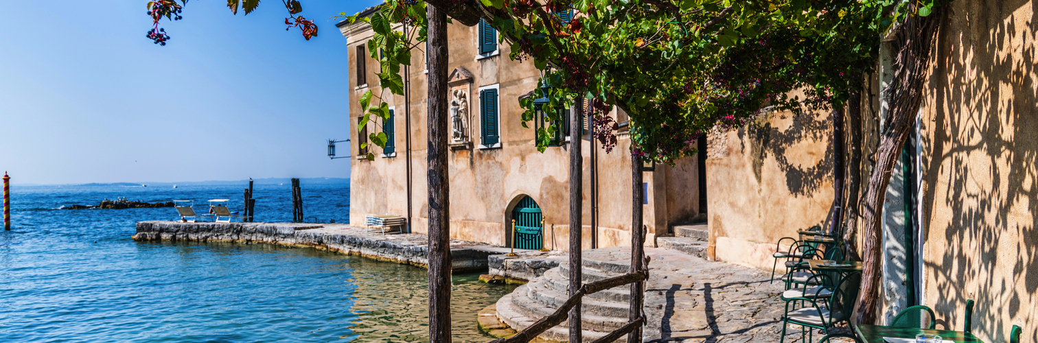 Punta San Vigilio - eine kleine Landzunge am Gardasee zwischen Garda und Torri del Benaco am Fuße des Monte Baldo