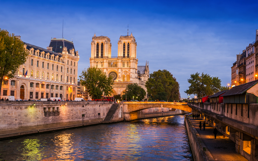 Die Seine, die Uferpromenaden und die Kathedrale Notre-Dame am Abend in Paris, Frankreich