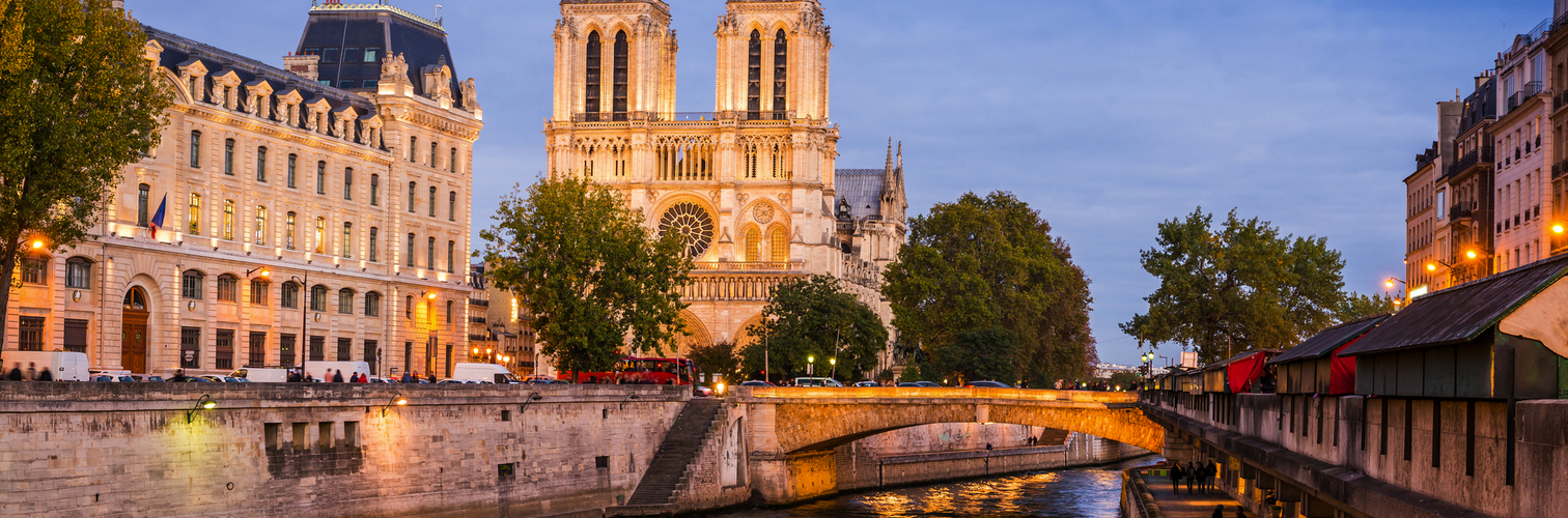 Die Seine, die Uferpromenaden und die Kathedrale Notre-Dame am Abend in Paris, Frankreich