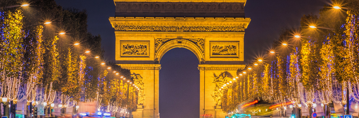 Avenue des Champs-Elysees mit Weihnachtsbeleuchtung, die zum Arc de Triomphe in Paris hinführt