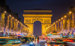 Avenue des Champs-Elysees mit Weihnachtsbeleuchtung, die zum Arc de Triomphe in Paris hinführt