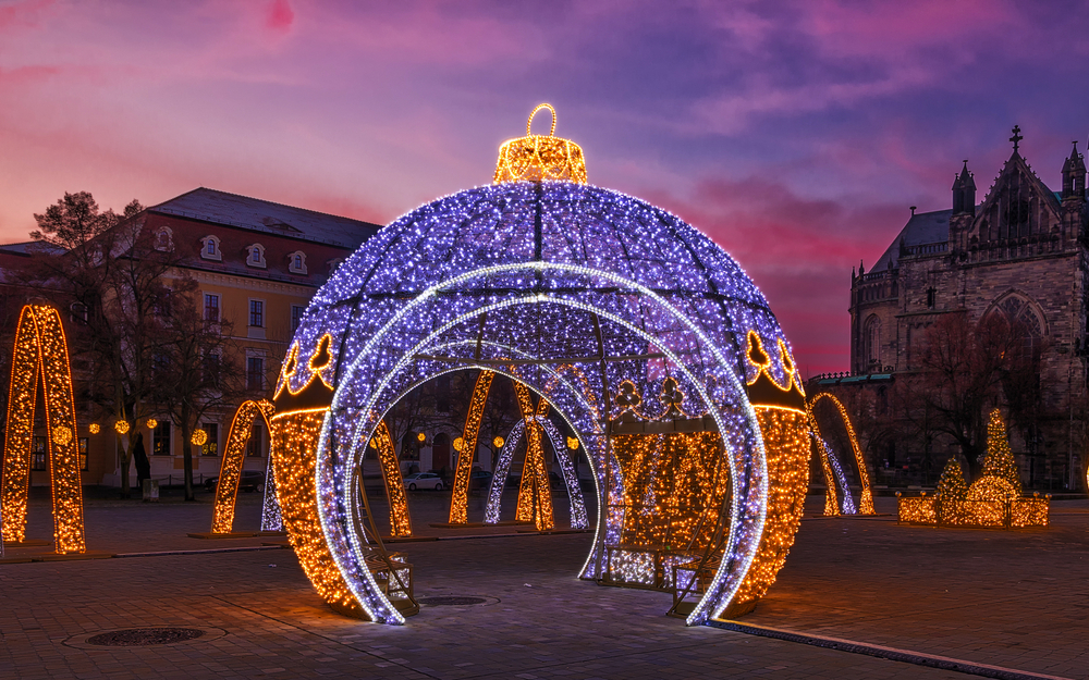 begehbare Weihnachtskugel auf dem Magdeburger Weihnachtsmarkt