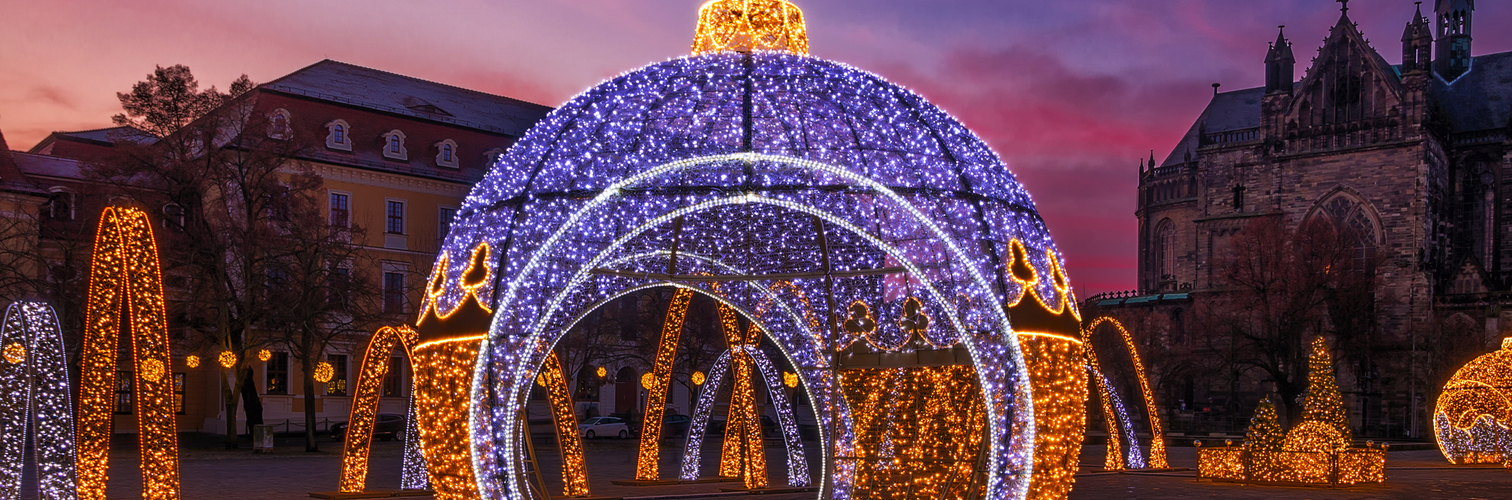 begehbare Weihnachtskugel auf dem Magdeburger Weihnachtsmarkt