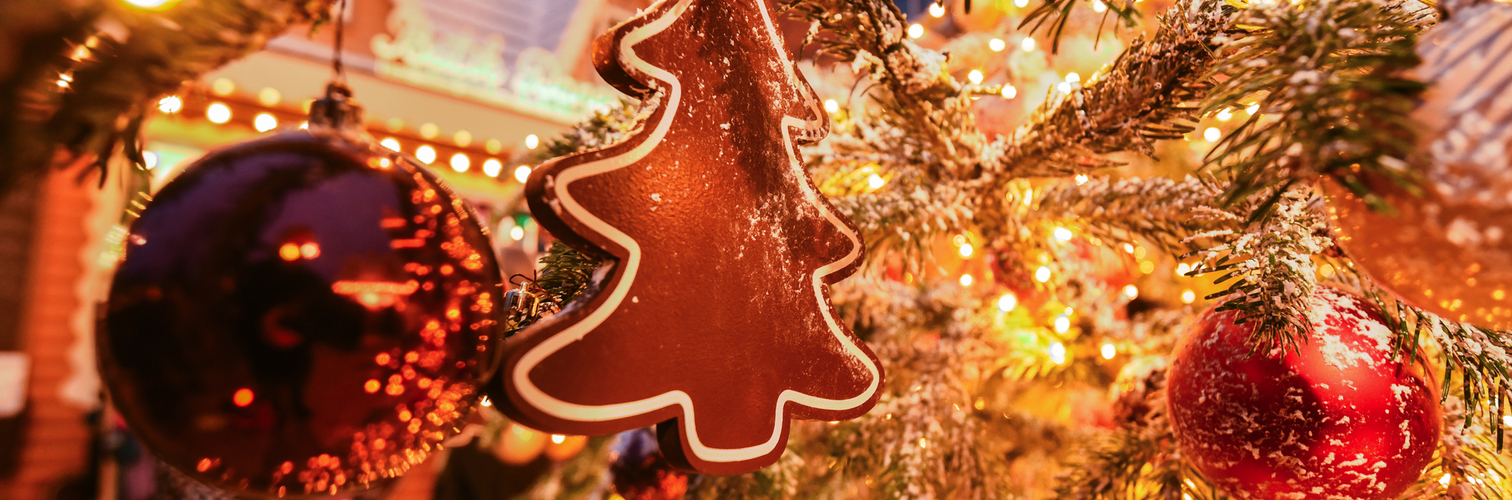 ein Weihnachtsbaum-Ingwerplätzchen schmückt einen echten Weihnachtsbaum