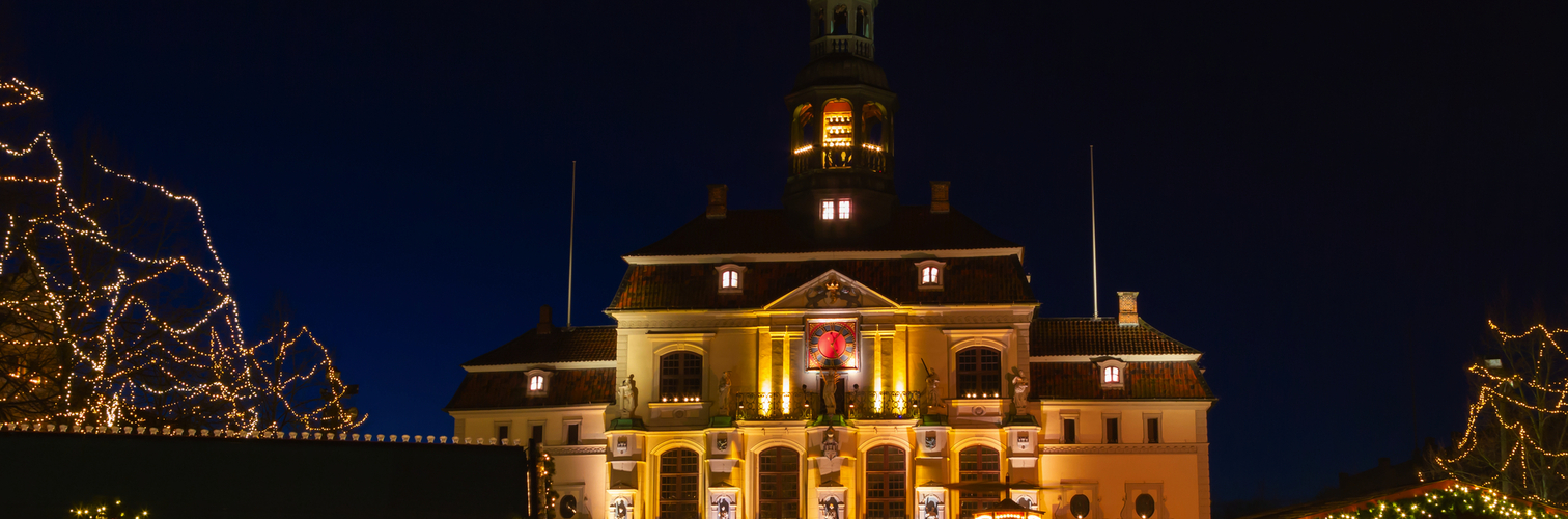 Weihnachtsmarkt vor dem historischen Rathaus von Lüneburg